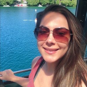 Meet your Posher, Adrienne